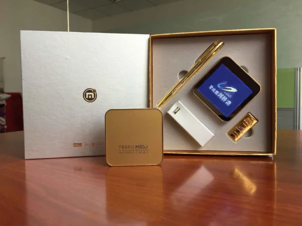 Advanced 7800mAh Power Bank with Printed Screen, Metal Pen & 16GB Gold USB Drive Tech Gift Set - Image 2