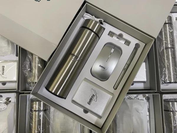 Ultimate Tech & Hydration Gift Set: 10000mAh Power Bank, 304 SS Bottle, Wireless Mouse, Metal Pen & 16GB Type-C/PC USB Drive with Box & Bag - Image 2
