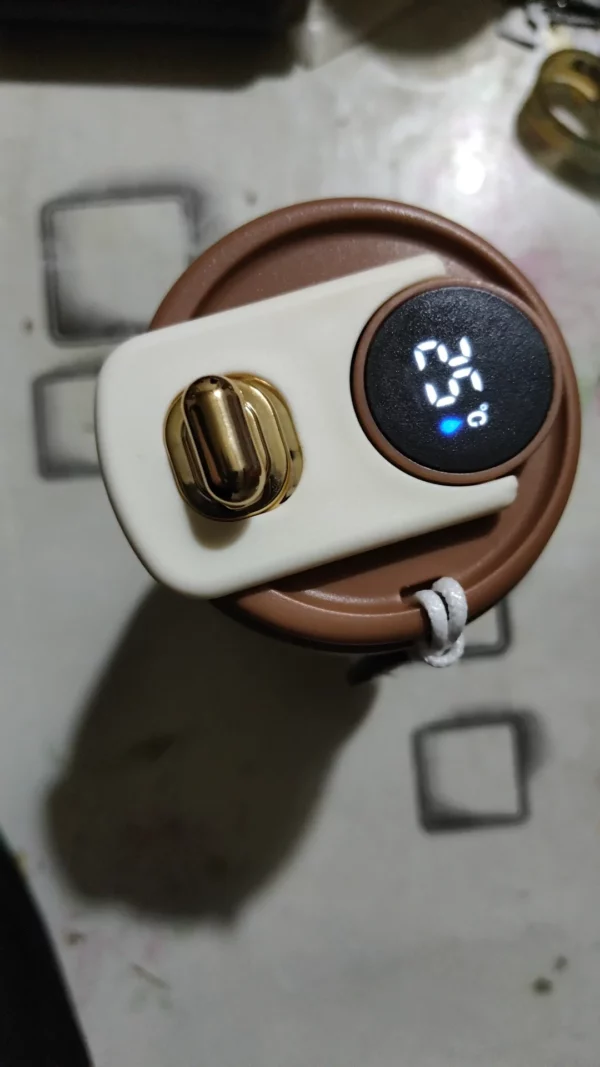 304 stainless coffee mug with temperature display - Image 4