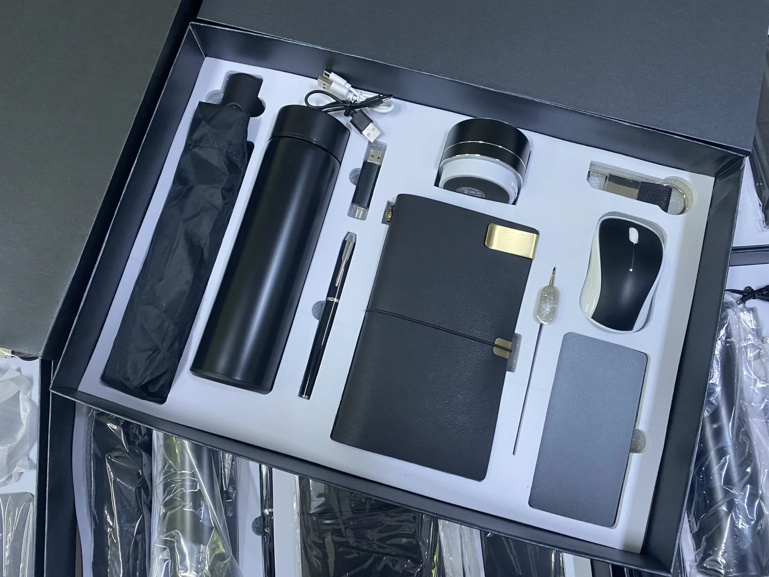 Deluxe Tech & Hydration Essentials: 304 SS Bottle, Dual PU/Metal Keychains, Metal Pen, 16GB USB, 10000mAh Power Bank & Wireless Mouse Gift Set with Box & Bag